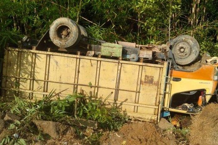 Sebuah truk pengangkut sawit terguling dan nyaris masuk ke jurang tak jauh dari SMP Negeri 5 Desa Air Putih, Kecamatan Muntok, Kabupaten Bangka Barat, Jumat (15/5/2020).