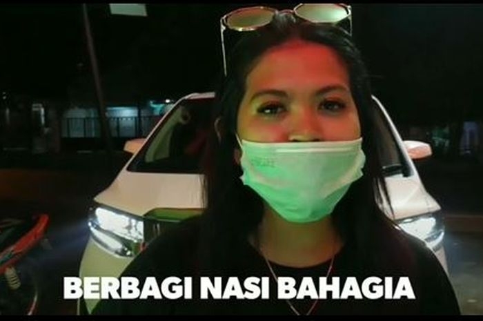 Pratisia Kurniawati sebelum membagikan nasi bungkus isi uang segepok senilai Rp 1 juta di Pasuruan, Jawa Timur