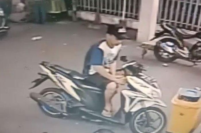 Tangkapan layar rekaman CCTV aksi pencurian motor pada sebuah parkiran minimarket di Kecamatan Genteng, Surabaya, Rabu (13/5/2020) 