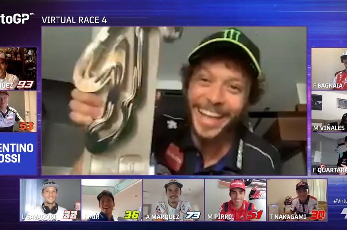 Valentino Rossi spontan melakukan aksi angkat trofi setelah menggasak podium 3 MotoGP Virtual Race IV, (17/5/2020). Trofinya ternyata trofi MotoGP beneran