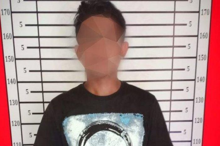 AR (24), sopir angkot yang jadi tersangka penggunaan narkoba jenis sabu ditangkap Polres Bantaeng.