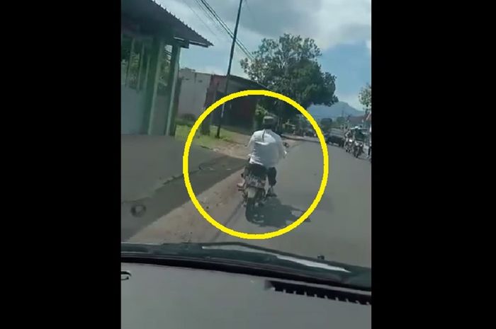 Seorang pasien yang hasil tesnya reaktif Corona berinisiatif berangkat sendiri naik motor ke RS tempat isolasi.