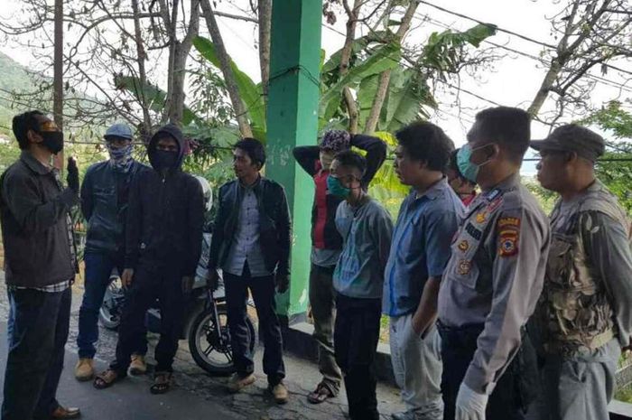 Personel Polsek Jatinangor, Kabupaten Sumedang, Jawa Barat meminta para preman di kawasan industri Kahatex untuk membubarkan diri secara persuasif, Minggu (17/5/2020).