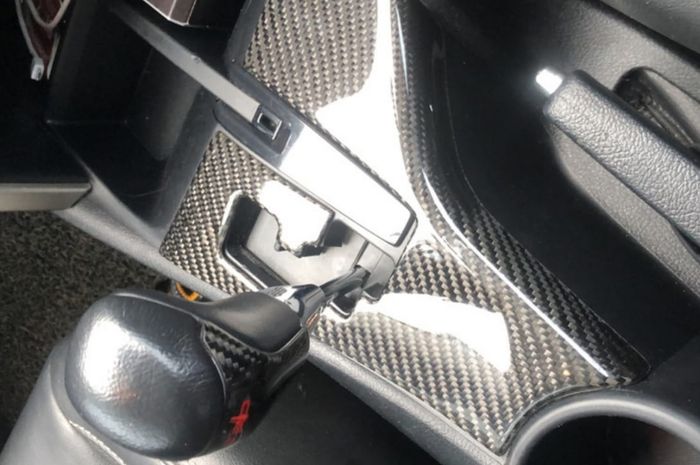 Carbon Fiber dari Prestige Carbon untuk Panel Konsol Tengah Interior Mobil