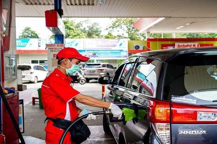 Petugas Pertamina sedang melayani konsumen yang membeli BBM di SPBU