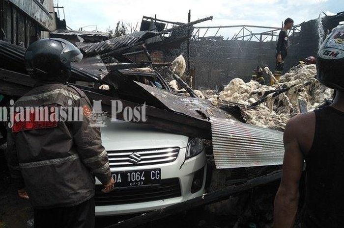 Suzuki Ertiga tertimpa reruntuhan bangunan gudang kapuk yang terbakar di Banjarmasin, Kalimantan Selatan