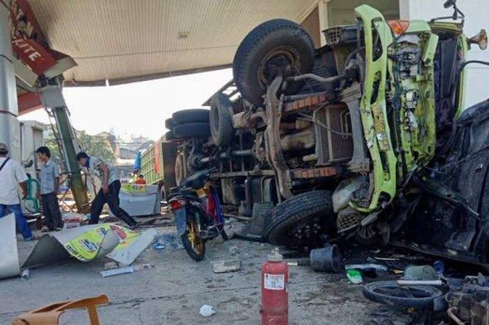 Truk tronton alami rem blong hingga membuat SPBU, 7 motor dan Suzuki APV ringsek serta porak-poranda