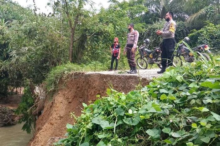 Jembatan penghung tiga kabupaten ambrol diterjang debit air yang besar