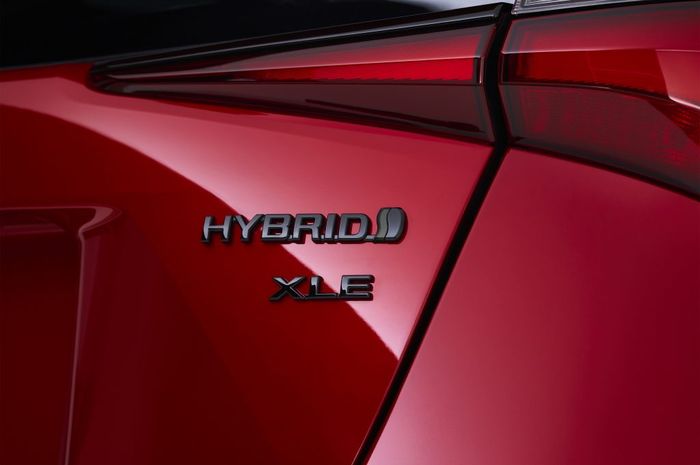 Emblem Hybrid pada mobil Toyota