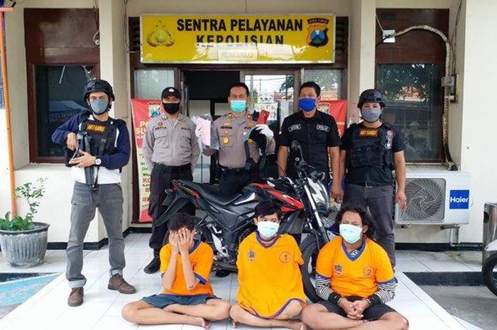 Tim Anti Bandit Polsek Sukolilo Surabaya membekuk tiga pelaku jambret yang beraksi di kawasan Jalan Raya Kertajaya Indah Timur, Sabtu (16/5/2020).