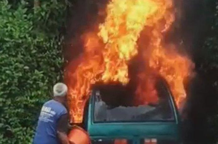 Sebuah Daihatsu Zebra terbakar usai mesin diperbaiki pemilik