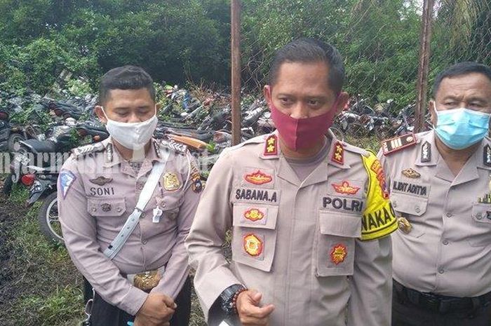 Wakapolresta Banjarmasin, AKBP Sabana Atmojo (tengah) memusnahkan 100 motor dengan cara dikubur