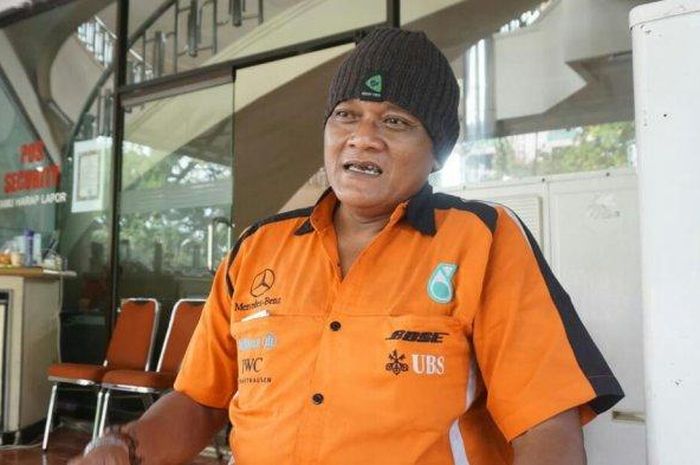 Seorang sopir bus pariwisata asal Kecamatan Sudiroprajan, Kota Solo, Maulana Arif Budi Satrio, nekat pulang kampung dengan berjalan kaki dari Cibubur, Jakarta Timur, saat ditemui Senin (18/5/2020). 