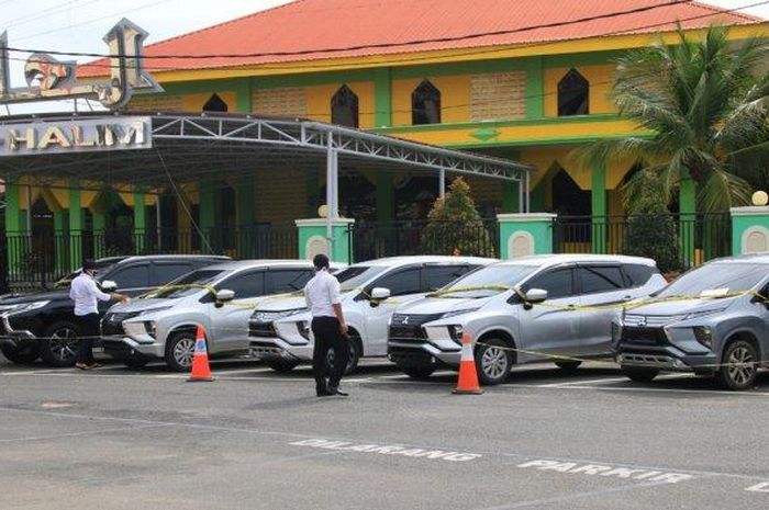 Sejumlah barang bukti mobil yang digelapkan oknum perwira Polres Bintan berinisal HA terparkir di area Mapolda Kepri, Senin (18/5/2020) 