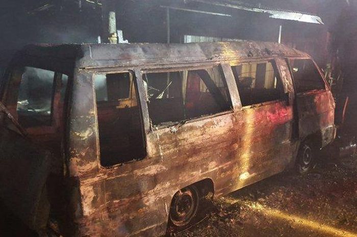 Mitsubishi L300 yang bermuatan BBM solar terbakar dan menyambar rumah serta kios warga di Desa Bhom Lama, Kecamatan Ranto Peureulak, Aceh Timur, Senin (18/5/2020) sekitar pukul 18.45 WIB.