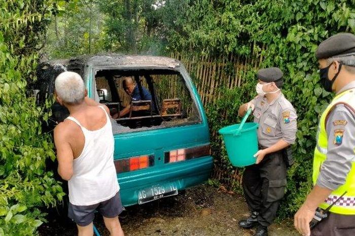 Mobil Daihatsu Zebra usai usai terbakar di jalan di Desa Suruh, Kecamatan Suruh, Kabupaten Trenggalek, Senin (18/5/2020). 