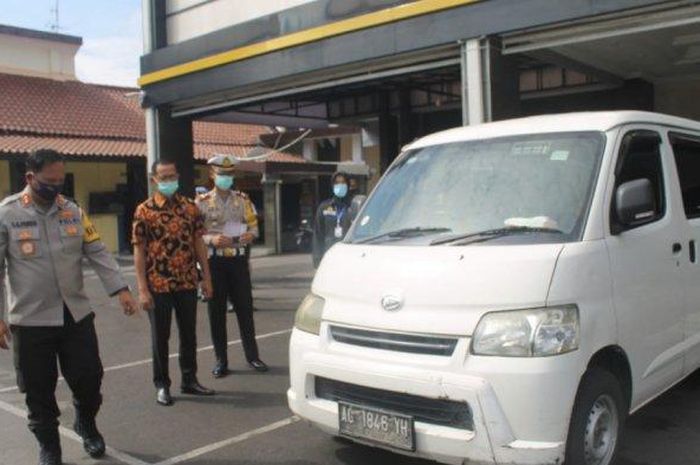 Daihatsu Gran Max yang mengangkut pemudik gelap diamankan polisi