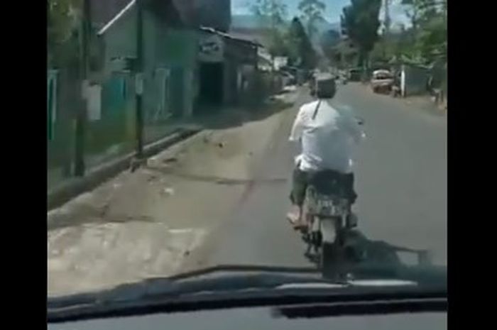 Pasien rapid test reaktif sedang mengendarai motor karena menolak naik ambulans