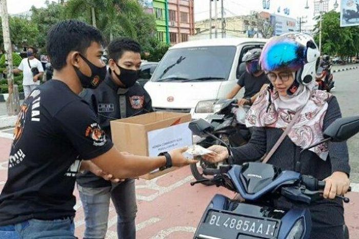 Paguyuban Honda Bikers Banda Aceh (HABA) melakukan kegiatan sosial dengan membagi-bagi masker gratis kepada masyarakat Banda Aceh, Minggu (17/5/2020).