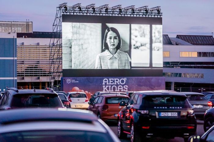 Bioskop drive-in di Bandara Internasional Vilnius, Lituania 