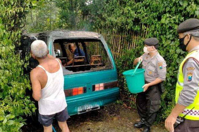 Suzuki Carry terbakar saat diperbaiki mesinnya, sebelumnya tabrak pagar di jalan desa Suruh, kabupaten Trenggalek, Jawa Timur
