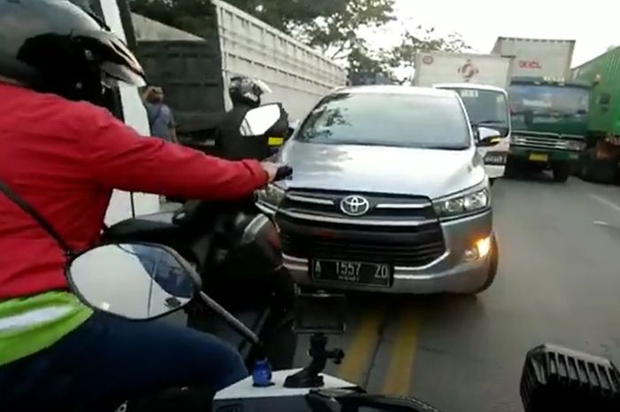 Toyota Kijang Innova serobot jalan dan diadang Yamaha NMAX, berakhir adu mulut