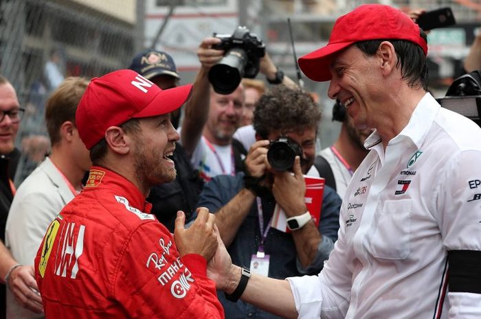 Toto Wolff (kanan) sebut kalau Sebastian Vettel penuhi syarat untuk direkrut oleh Mercedes