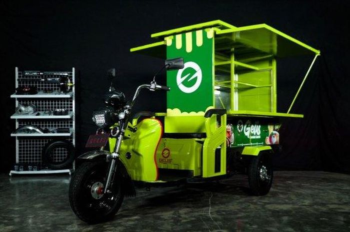 Motor roda tiga bertenaga listrik dengan nama Gelis, buatan PT Solar Panel Indonesia (SPI)