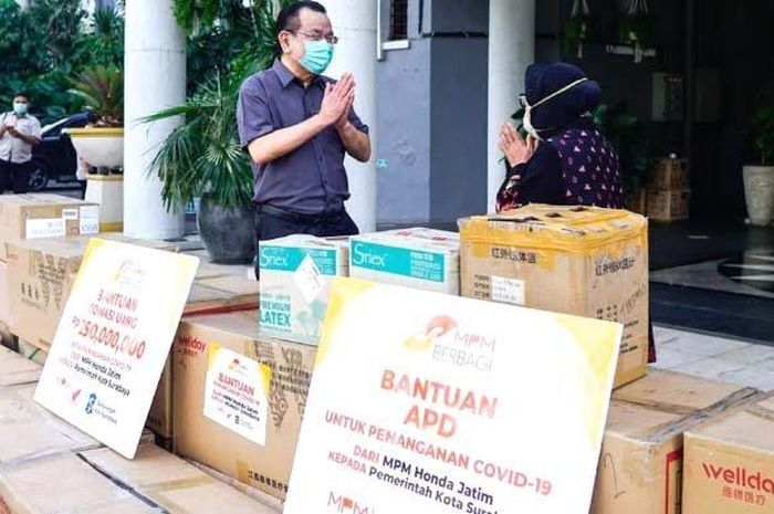 Presiden Direktur MPM, Suwito M menyerahkan donasi APD kepada Pemerintah Kota Surabaya yang diterima langsung oleh Walikota Surabaya Tri Rismaharini