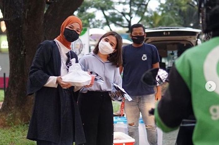 Prilly Latuconsina dan timnya saat bagi makanan ke pengguna jalan