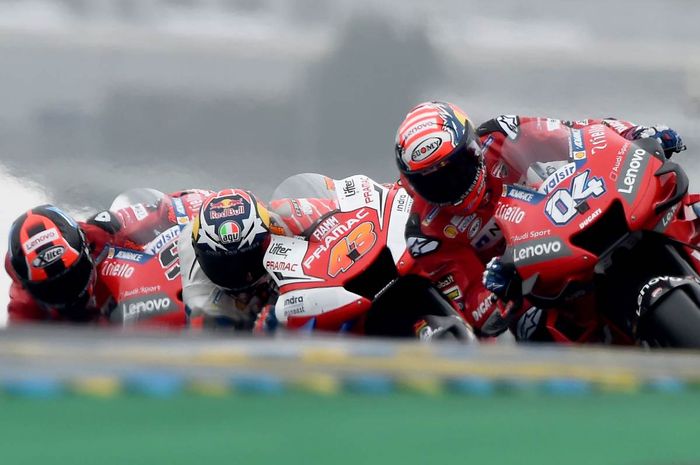 Kenapa pembalap MotoGP harus menikung dengan posisi miring?