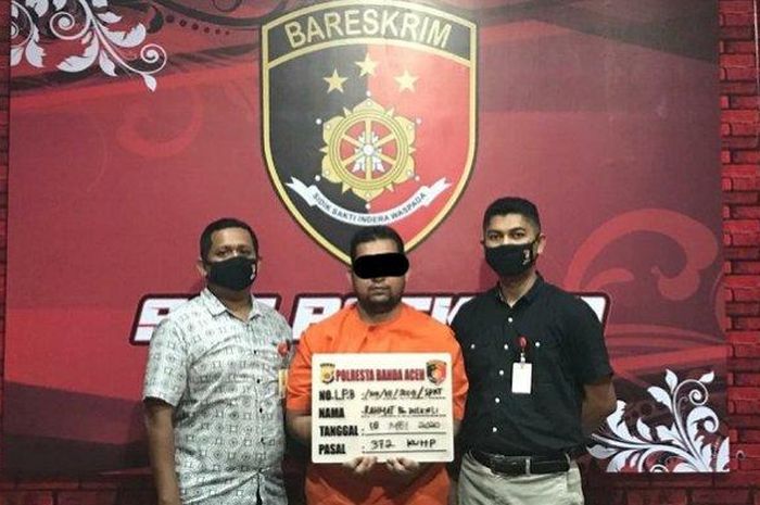 Personel Satuan Reskrim Polresta Banda Aceh, menghadirkan tersangka RM (29) pelaku penggelapan mobil rental yang ditangkap di Bireuen, Senin (18/5/2020) 