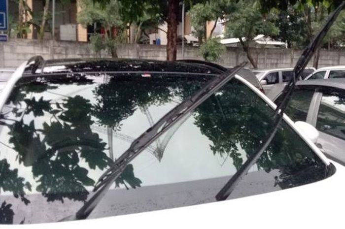 Ilustrasi angkat wiper saat mobil parkir di tempat panas