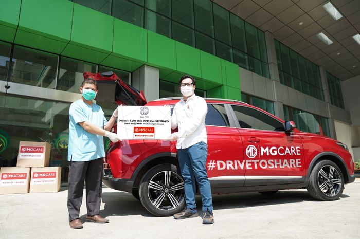 MG Motor Indonesia memberikan lebih dari 10 ribu paket APD dan sembako ke 2 rumah sakit dan sejumlah masyarakat yang membutuhkan. Arief Syarifudin selaku Marketing &amp; PR Director MG Motor Indonesia (kanan), turun langsung menyerahkan bantuan tersebut.