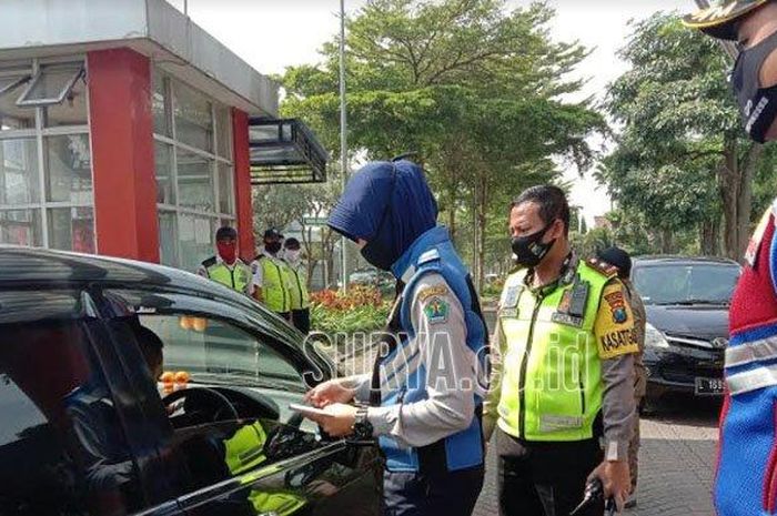 Kasatlantas Polresta Malang Kota, Kompol Priyanto saat mengecek kendaraan roda empat di pos check point Jalan Raya Balearjosari. 