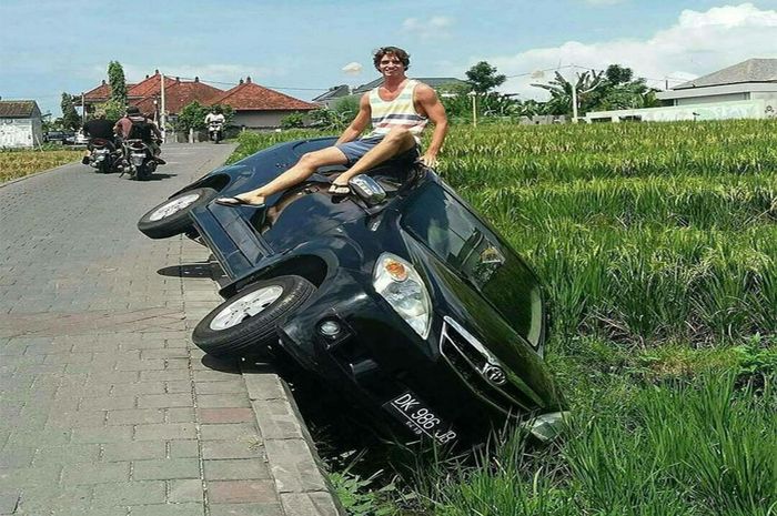 mobil nyungsep ke sawah di Canggu Shortcut