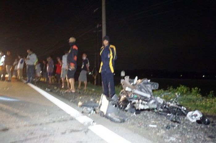 Honda Scoopy terburai setelah masuk kolong truk dan tergilas beserta pengendara hingga tewas di Jalan Yogyakarta-Wates KM 22