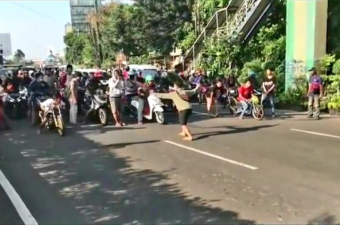 Kejadian balap liar dilakukan oleh sejumlah pemuda di jalan raya kawasan Serpong Utara, Tangerang Selatan, pada Rabu (20/5/2020) pagi.