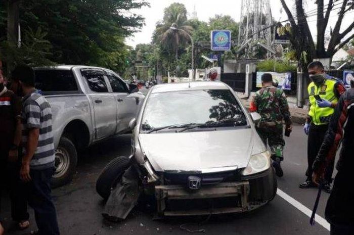 Honda City hajar Ford Ranger hingga roda patah dan gardan tertarik ke belakang di kota Bogor, Jawa Barat