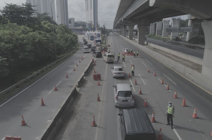 Sebanyak 4.003 kendaraan yang ingin keluar dari Jakarta dan sekitarnya diminta putar balik.