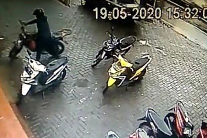 Rekaman CCTV saat pelaku membawa kabur sepeda motor korbannya yang terjadi pada Selasa (19/5/2020) sore di Malang 