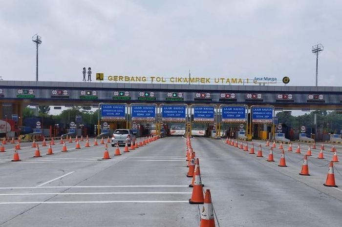 Situasi lalu lintas serta kendaraan yang melintasi pintu Gerbang Tol Cikampek Utama, Jakarta, Rabu (20/5/2020).