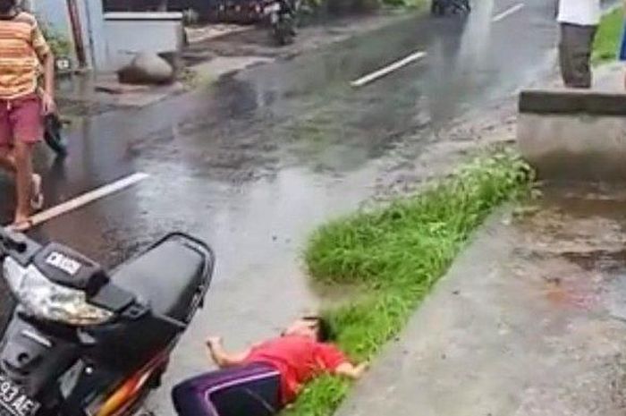 Gusti Ngurah Bagus Permana (16) tergeletak tidak sadarkan diri karena dililit ular peliharaannya di jalan Kresna, Semarapura, Klungkung, Bali, Kamis (21/5/2020).  