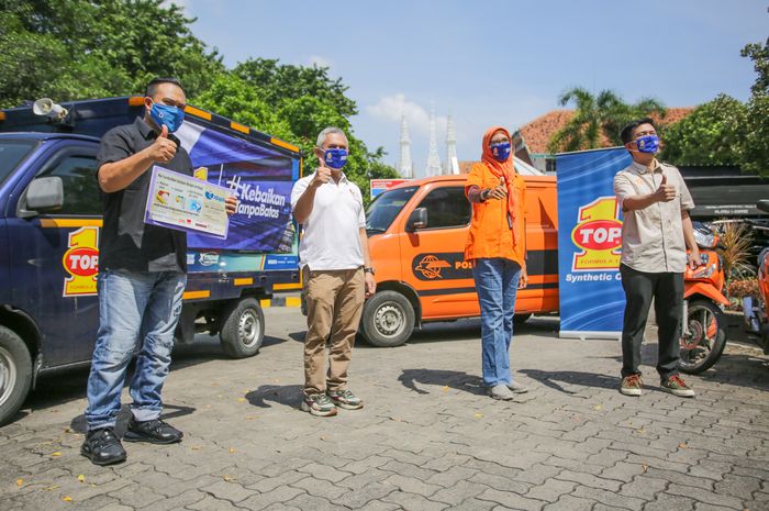 TOP1 memberikan donasi kepada perusahaan logistik dalam bentuk masker dan pelumas.