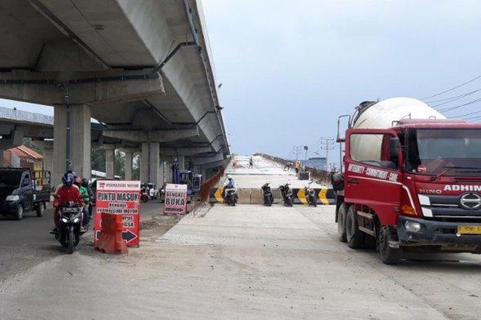 Suasana pembangunan Tol BORR Seksi IIIA Jalan Sholeh Iskandar, Kecamatan Tanah Sareal, Kota Bogor, Rabu (20/5/2020). 