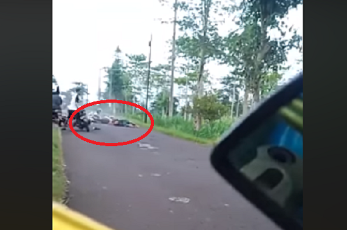 Video detik-detik tabrakan adu banteng antara Suzuki Satria dengan Honda Blade.