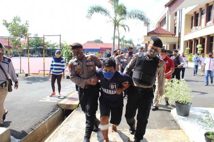 Indra Permana (26) pembunuh Sintya Wulandari (21) saat digelandang polisi di Mapolres Jepara, Rabu (20/5/2020)