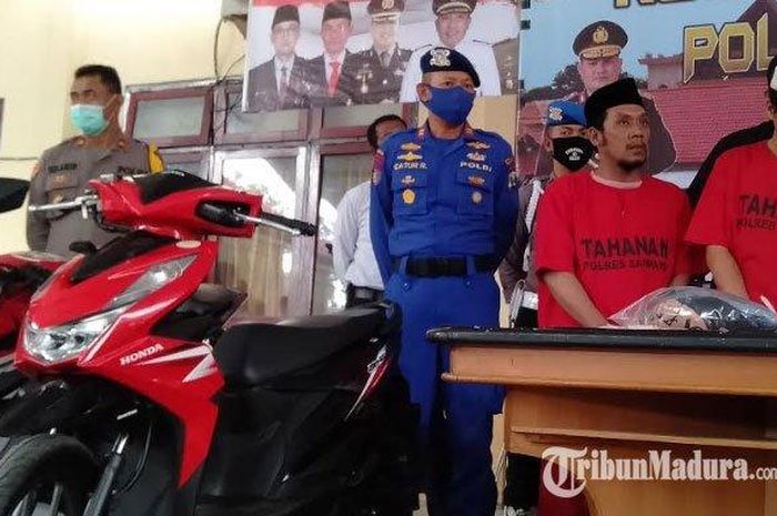 Dua penadah sepeda motor bodong yang bertransakasi di atas perairan Pulau Mandangin Sampang Madura saat berada di Mapolres Sampang, Selasa (19/5/2020). 