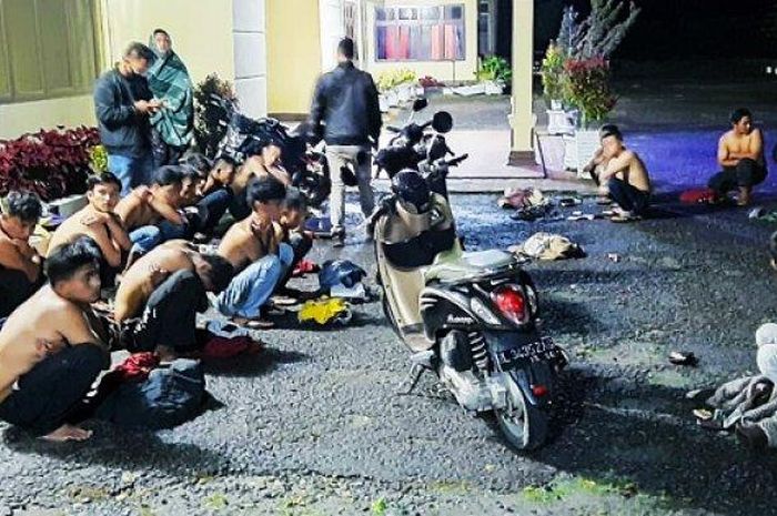 Polres Bener Meriah menertibkan sebanyak 47 remaja yang diduga melakukan balap liar di Kampung Rembele, Kecamatan Bukit, Kabupaten Bener Meriah, Rabu (20/5/2020) sekitar pukul 01.00 WIB