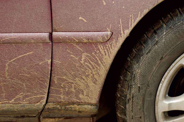Ilustrasi cipratan lumpur pada mobil